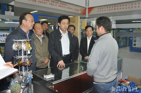 4、安徽省副省长谢广祥考察大学生创业孵化基地,市长张祥安陪同考察.png