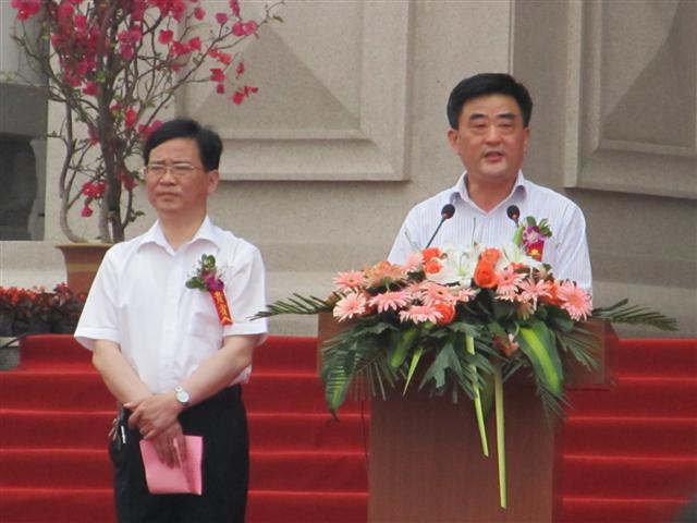 信息系师生共同参加新大楼落成典礼    