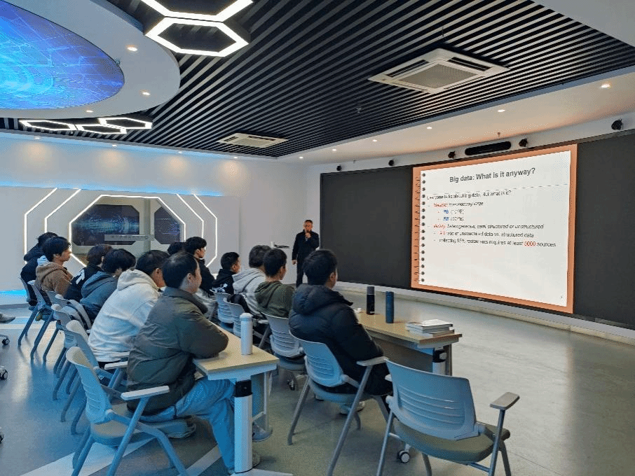 大数据技术应用学术讲座：点亮滁州职院师生专业成长之路